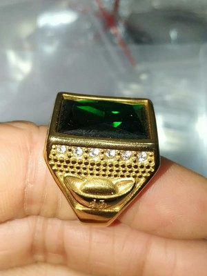老鳳祥18k金綠寶石戒指，老工藝制作，非常精致，內有款，1. 529