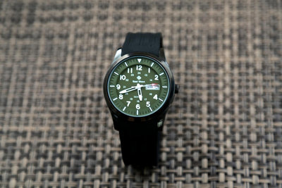 黑錶帶軍綠色面板～臺灣製造,黑色ipb不鏽鋼表壳,日本 SEIKO 精工原廠 VX43石英機芯,強悍造型軍風防水石英錶