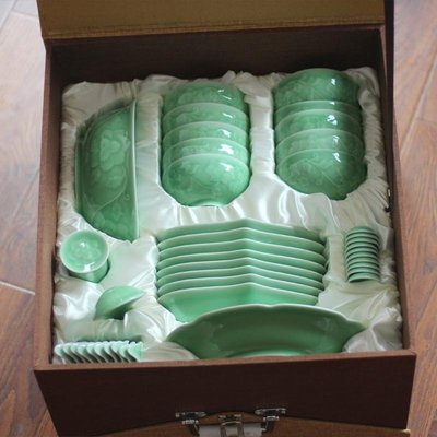 龍泉青瓷創意陶瓷餐具家用42頭碗盤子套裝纏枝牡丹拼盤套組禮盒裝