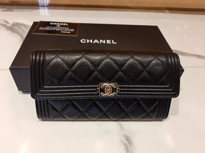 CHANEL 經典BOY 淡金釦雙C LOGO菱格粒紋牛皮扣式長夾(黑色)