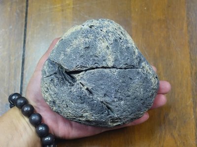 §能量礦石§ 印尼隕石 Agni Manitite 火山玻璃 1755g 神聖之火的珍珠 烈火石