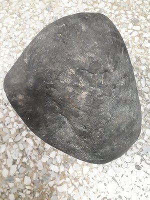 金瓜石，約9.5公斤，部分區塊磁鐵可吸附，置於綠箱旁