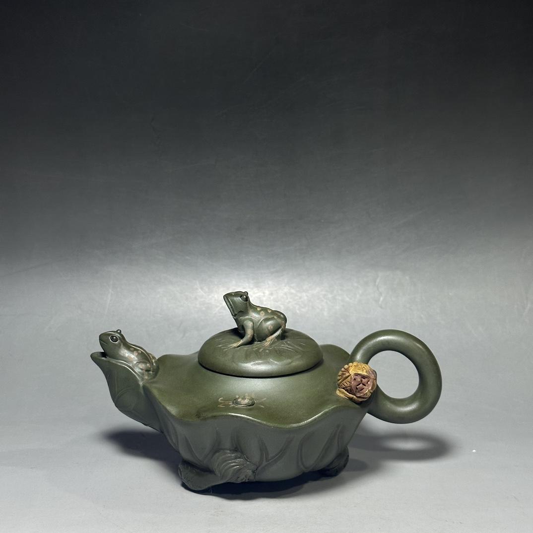 珍藏紫砂壺1500品名：荷葉青蛙壺底款：蔣蓉材質：綠泥容量 