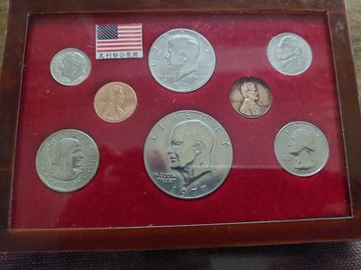 美國1975至1976年精製套幣六枚（含3枚獨立200週年紀念幣）及一枚蘇珊安東尼薩卡嘉薇雅壹圓幣。因拍攝色差，錢幣背面呈現稍黃色調，其真實色調與錢幣正面一致。