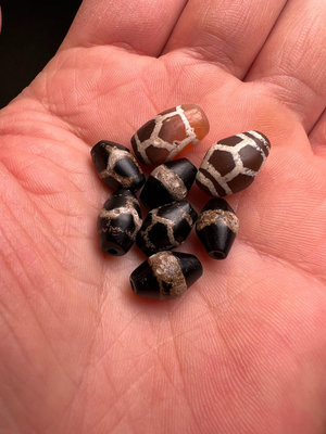 西亞千年紅玉髓鑲蝕龜背珠，黑白珠，顆顆包漿油潤，風化自然細膩