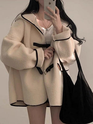 寬鬆皮扣保暖設計感連帽羊羔毛外套~時尚潮流