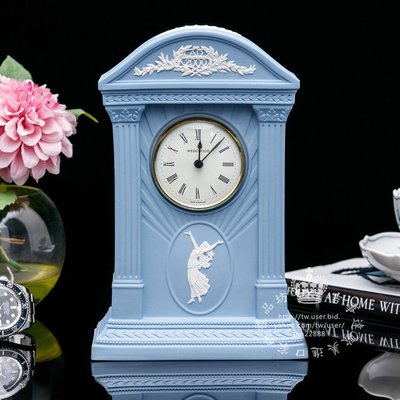【吉事達】經典雋永款 英國 Wedgwood Jasper 水藍碧玉浮雕 2000年千禧紀念大桌鐘 時鐘