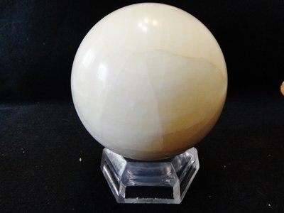 嚴選頂級天然黃金硨磲球【佛教七寶】黃金老硨磲，貝紋輪清晰可見、難得供佛聖品，重669g。