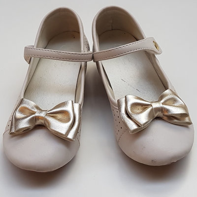 小女生低跟包鞋 女童小公主蝴蝶結皮鞋 購於新光三越 鞋內19公分 二手只要250元