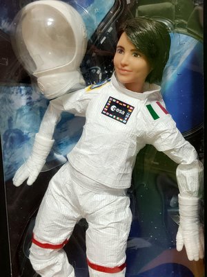 收藏型芭比娃娃Role Model系列太空人Samantha Cristoforetti Barbie/瑜伽體/盒損現貨