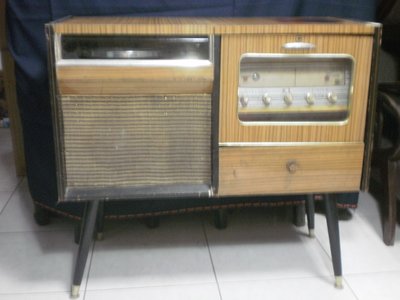 【臺灣早期木製真空管黑膠、收音機播放器】可通電，需要維修