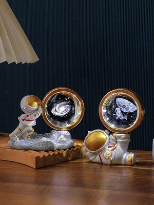 宇航員太空人水晶球擺件學生書房桌面裝飾品小夜燈送兒童新年禮物~優樂美