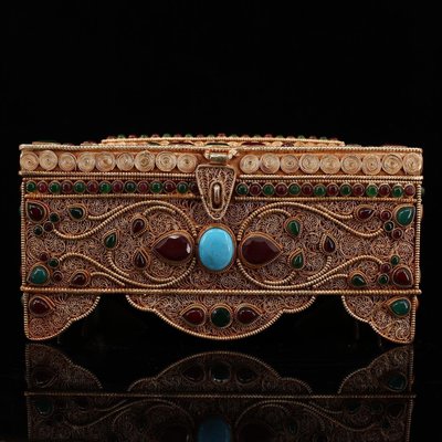 特賣-西藏收老藏銀純手工打造鑲嵌寶石掐絲盒子 。重1599克 長21厘米 寬16厘米 高10厘米  0 9