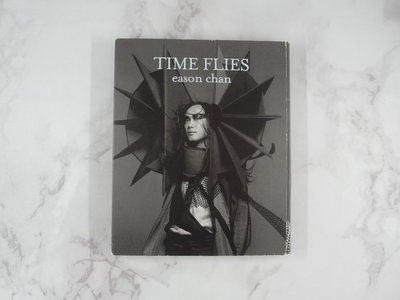 【貳扌殿】CD-陳奕迅_Time Flies (2010 新藝寶) 封面封底斑駁、歌詞摺痕