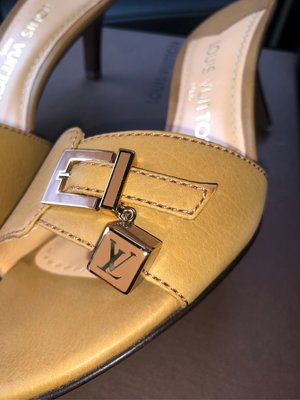 未使用 LOUIS VUITTON LV 骰子裝飾 駝色真皮低跟涼鞋 37.5