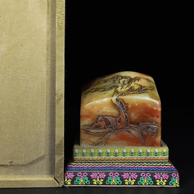 珍藏壽山芙蓉石雕刻山水人物薄意印章，凈長6.5CM寬6.5CM高6.5CM，凈重590g，搭配布盒與底座 ZZCL6777