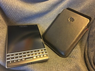 Blackberry Q30 Passport 真皮休眠皮套， 全新品。