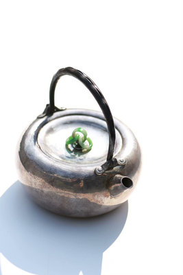 日本收藏級老銀壺 真鍋靜光作翡翠環摘 南鐐 平丸形瓶 鐵之釣