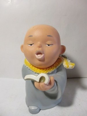 《瑋哥童趣屋》法鼓山 小和尚(大願興學) 公仔娃娃 存錢筒/ 撲滿~(尺寸高約：17 cm，很舊了，瑕疵、泛黃黃漬)