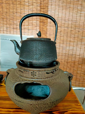 日本南部鐵壺，百年堂囗盛榮堂造，壺身落款盛榮堂。鐵壺容量滿水