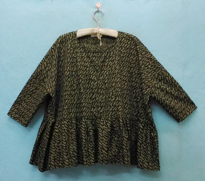 全新台灣製 設計師品牌 viga wang 漂亮橄欖綠色系舒適純棉印花造型上衣 100%棉 F