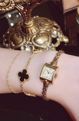日本專櫃品牌輕珠寶 Agete CLASSIC 經典稀有典雅古典氣質細緻 格紋面盤復古風格 典雅方型小錶徑金色鏈帶手鍊錶 輕珠寶 復刻手錶腕錶 輕奢復古細緻搭配