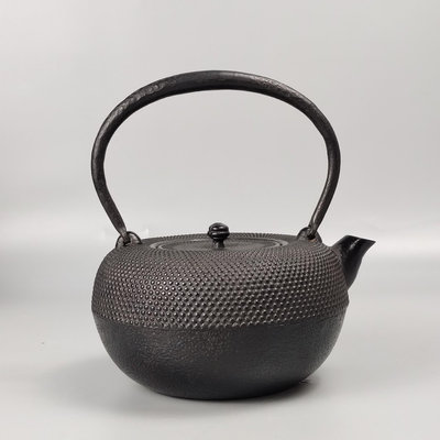 。南部保壽堂造霰紋平丸形日本鐵壺日本老鐵壺。未使用