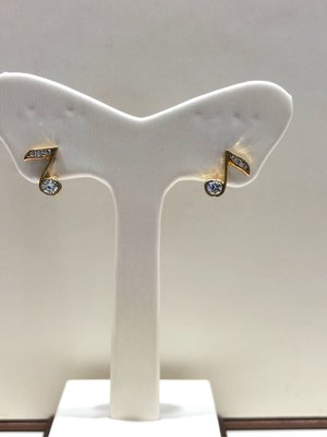 黃K金耳環，基本簡單款式適合平時配戴，超值優惠價2380，不過敏不褪色，可愛音符?款式