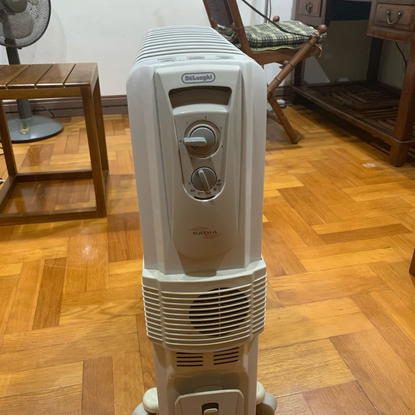 Delonghi 迪朗奇radia 電暖爐電熱器葉片式12片很重須自取忠孝新生2號出口 Yahoo奇摩拍賣