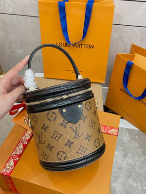 【二手包包】牛皮 皮 K金+官網飛機箱+送絲巾 Lv Cannes 發財桶 圓桶包 它就是這么惹人愛，不僅 NO275220