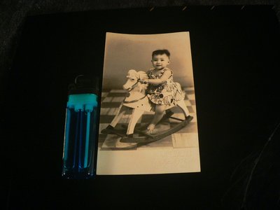 古玩軒~照片.相片.老照片.黑白相片.生活照.台灣早期兒童寫真.早期木製搖搖馬.木馬.白馬.YG701