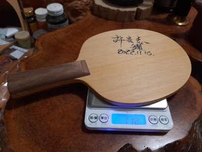 單眼橫式桌球拍 採用製材存置50年以上香氣四溢的台灣檜木，握把採用質感很棒的胡桃木，全手工製作，獨一無二珍藏球拍（厚度8mm ）