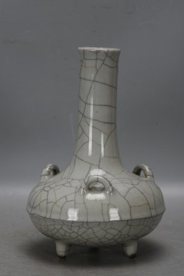 清，乾隆哥窯開片花瓶一個高19.5公分，口徑3.8公分，肚徑13公分，底徑7公分。瓷器 古瓷