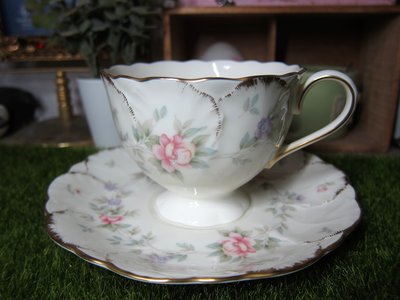 絕版立體花瓣 日本製 ~鳴海 NARUMI 骨瓷 瓷器 寬口 紅茶 咖啡杯 下午茶系列~1杯1盤