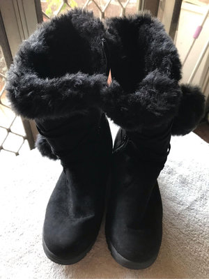 ESKT黑色麂皮綴絨毛球球半筒雪靴，穿一次