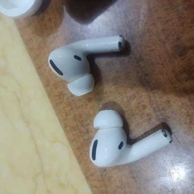 左耳電力2秒右耳30分左右充電盒正常。不確定是否真品蘋果耳機air pods por