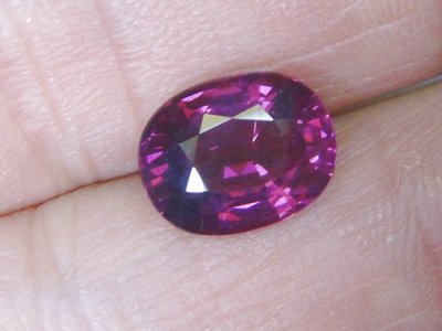 4.87cts天然橢圓形紫紅變紅色變色石榴石-color change garnet