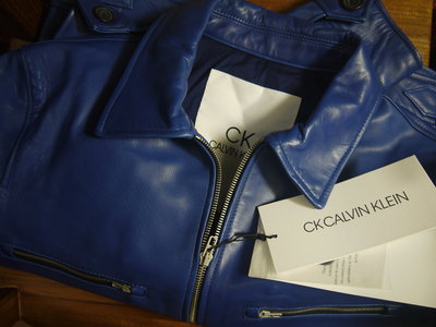 全新 CK CALVIN KLEIN 高端時尚. 藍色高質感小牛皮.金屬套件.騎士風皮衣~原價66990元
