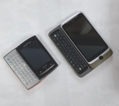 Sony Ericsson X10 mini pro  HTC Desire Z A7272 共2隻 當 拍戲道具 殺肉機  零件機  擺飾品