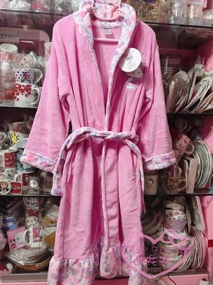 小公主日本精品♥hello kitty凱蒂貓站姿蝴蝶結滿版粉色浴袍玫瑰版法蘭絨保暖連身浴袍舒適好穿34087909