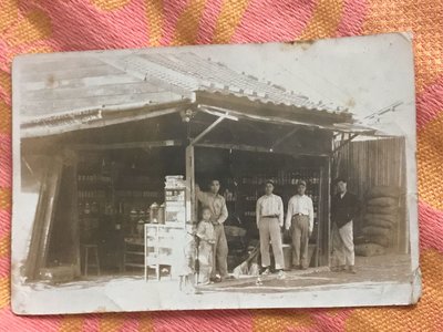 （舊情綿綿）台灣光復初期的柑仔店，右邊是麻袋裝的木炭，當時台灣都燒柴火煮飯，燒熱水。