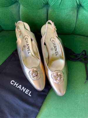 Chanel 真品 香奈兒 大人氣 山茶花點綴logo 女款包鞋 ， 中根5cm左右 超美的金色時尚， 全真皮材質， 高跟鞋 女鞋 size36