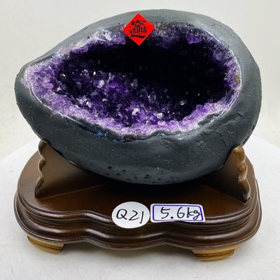H2941頂級烏拉圭ESP紫水晶洞含座重：5.6kg 高23cm寬度26cm厚度20cm，洞深6cm （紫晶洞