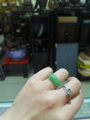 清代翡翠馬鞍戒指指環 果綠色 非常顯白  12號左右