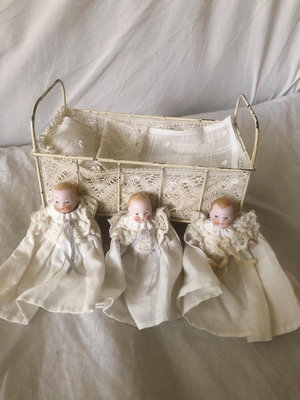 古董陶瓷娃娃 古董嬰兒床