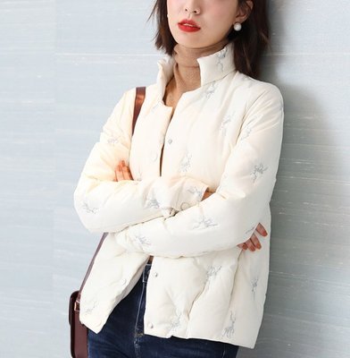 VENESSA~ MO 新款 漂亮銀絲線麋鹿刺繡 俐落短版 90% 白鵝絨 輕盈保暖立領羽絨外套 (G1089)