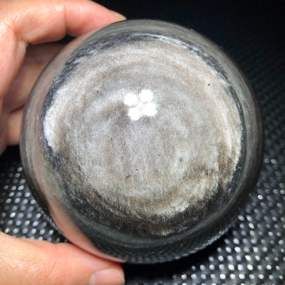 天然銀曜石球，一物一圖，直徑9.1厘米，重995克