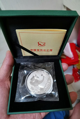 2002年熊貓銀幣 2002年一盎司熊貓銀幣，原封裝帶金總標3612