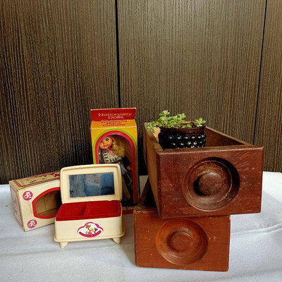 惠惠--早期飾品音樂盒閉眼睛洋娃娃裁縫車置物盒老銅眼鏡/懷舊復古風格擺飾分售（A4）