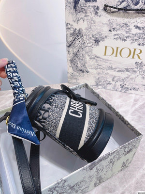 熱賣精選#新品 #現貨 配盒 Dior 新款 水桶包 升級版多種背法 水桶包 迪奧 baby等眾明星同款